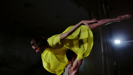 Elegante-Bailarina-Saltando-Y-Bailando-Con-Un-Vestido-Descalzo-Y-Blanco-Suelto-De-Gran-Tamaño-En-El-Estudio.-Con-Humo